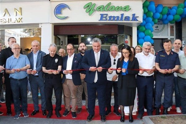 Cengiz Koçal Caddesi Kıbrıs Sokakta yeni ofisin açılışına Yalova Valisi