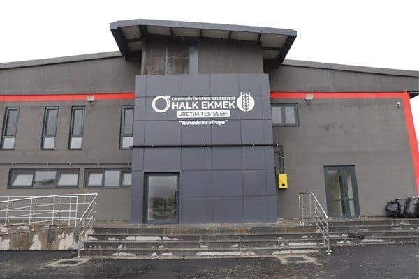 Ordu’da çeşitli noktalara yerleştirilen büfeler ile tesiste üretilen ekmekler vatandaşların