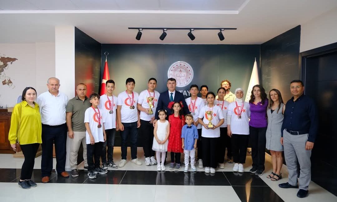Samsun’da düzenlenen Okul Sporları Türkiye Şampiyonası’nda atletizm branşında hem ferdi