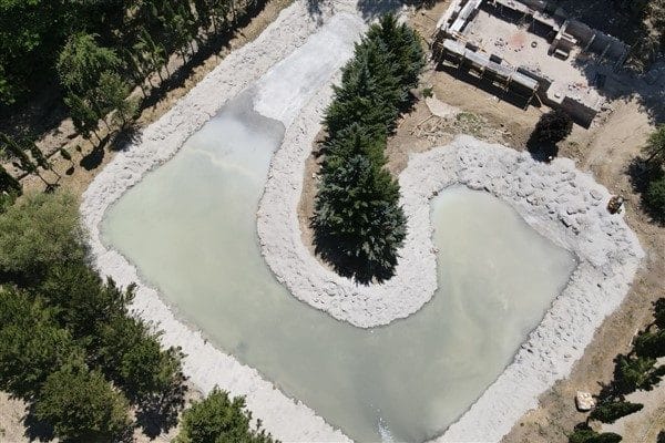 Projede gölet, düğün salonları, at çiftliği, dumanlı ve dumansız mesire
