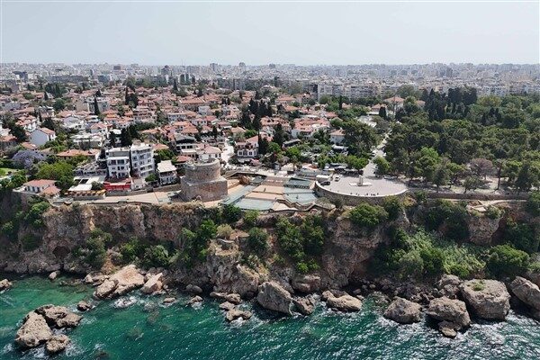 Antalya Büyükşehir Belediyesi tarafından yürütülen Hıdırlık Kulesi Çevresi Arkeolojik Kazı