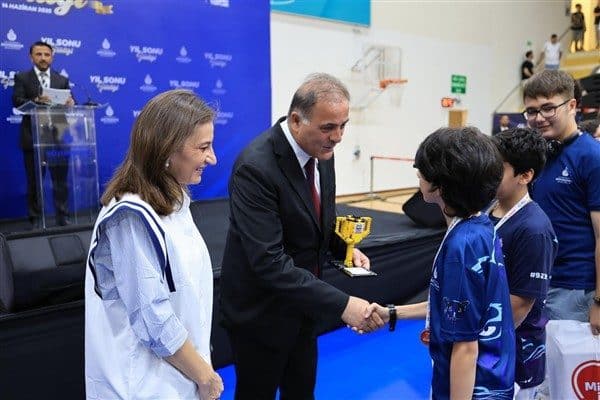 İBB Başkanvekili Nuri Aslan, İBB bünyesindeki yurtlarda kalan üniversite öğrencileri