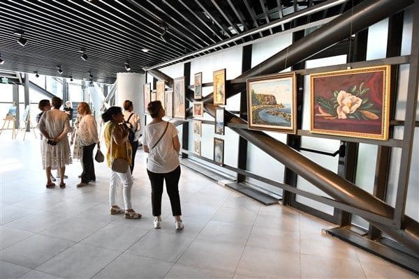 Çanakkale Belediyesi Troia Sergi Salonu'nda düzenlenen açılış etkinliğine Belediye Başkan