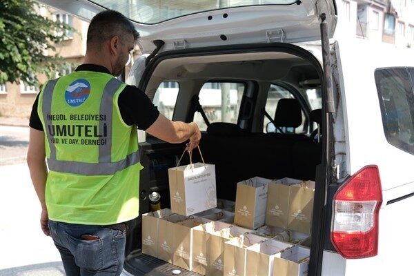 Hazırlanan hediye paketleri, İnegöl Belediyesi Sosyal Yardım İşleri Müdürlüğü’ne kayıtlı