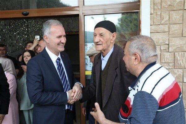 Kurban Bayramı’nın birinci günü İnegöl Belediyesi Yeni Hizmet Binası girişinde