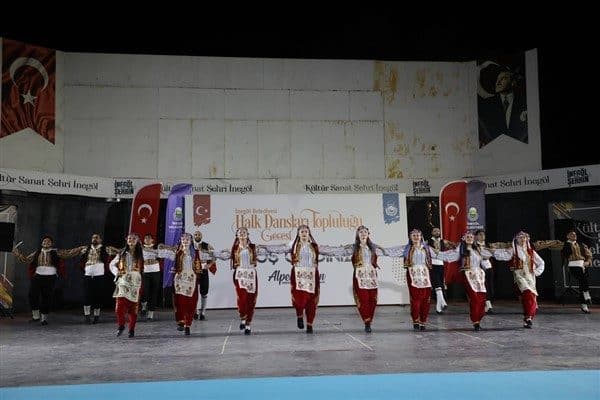 Amfi Tiyatro’da gerçekleştirilen etkinlikte, 145 kişilik dans ekibi sahne aldı.