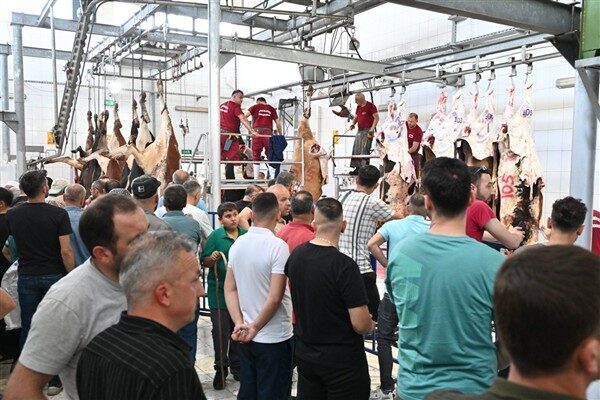 Isparta Belediyesi Veteriner İşleri Müdürlüğüne bağlı mezbahada vatandaşlara kurban kesim