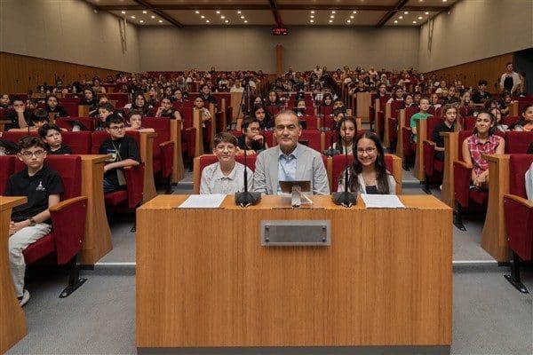 “Çocuk Dostu Kent” ilkesiyle çalışan İzmir Büyükşehir Belediyesi Çocuk Meclisi