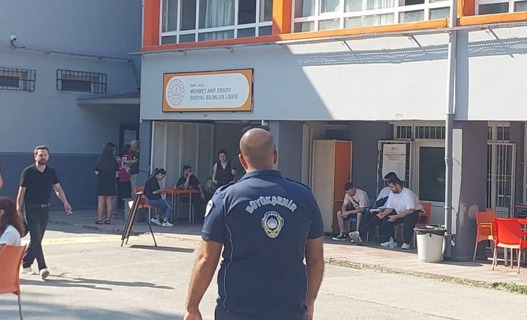 İzmir Büyükşehir Belediyesi Zabıta Dairesi Başkanlığı ekipleri YKS’nin ilk oturumu