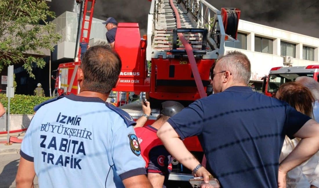 Medicana Hastanesi yakınındaki bir plastik deposunda çıkan yangın İzmir İtfaiyesi