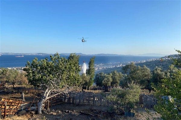 İzmir Büyükşehir Belediyesi İtfaiye Dairesi Başkanlığı ekipleri, kent merkezindeki yangınların