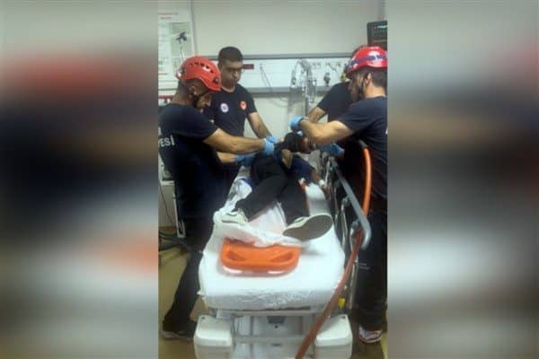 12 yaşındaki O.D Kemalpaşa 8 Eylül Mahallesi’nde, ağaçtan düştü. Apartmanın