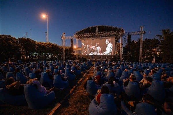 İzmir Büyükşehir Belediyesi Tarihi Havagazı Fabrikası’nda seyirci ile buluşturduğu Yeniden