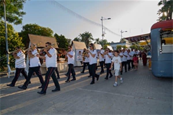 İzmir Büyükşehir Belediyesi Bandosu müzikleri eşliğinde düzenlenen kortejin ardından Kültürpark