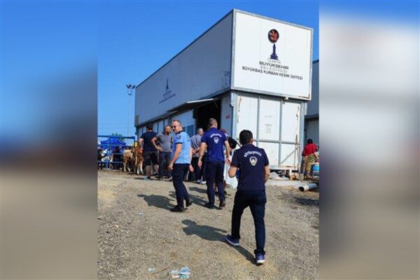 İzmir Büyükşehir Belediyesi Zabıta Dairesi Başkanlığı ekipleri, Kurban Bayramı’nda yurttaşların