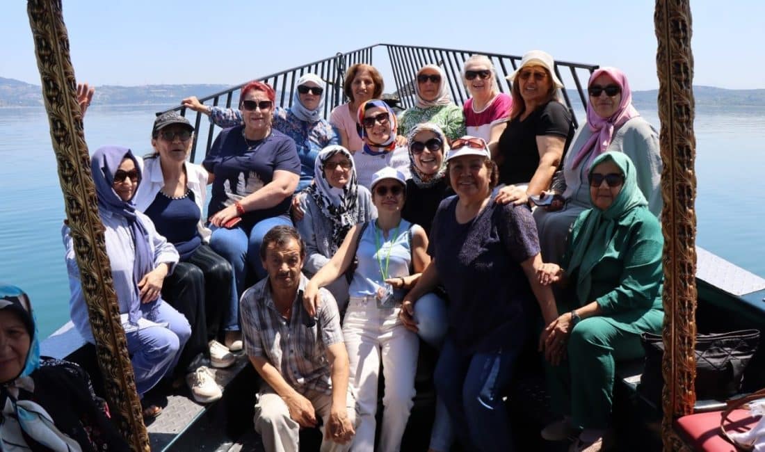 İzmit Belediyesi Asırlık Çınar Evleri Şubeleri’nin üyeleri, kültürel ve sosyal