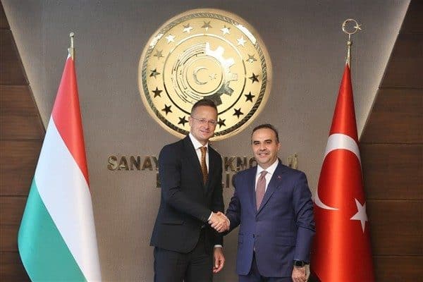 Bakanlıktan yapılan açıklamaya göre, Sanayi ve Teknoloji Bakanı Kacır, Türkiye-Macaristan