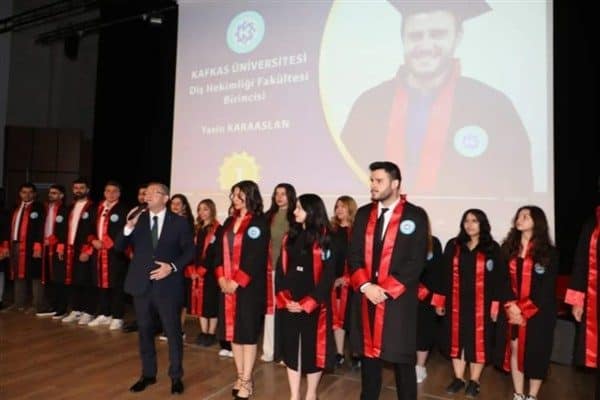 Program kapsamında dereceye giren öğrencilere diploma ve ödüllerini takdim eden