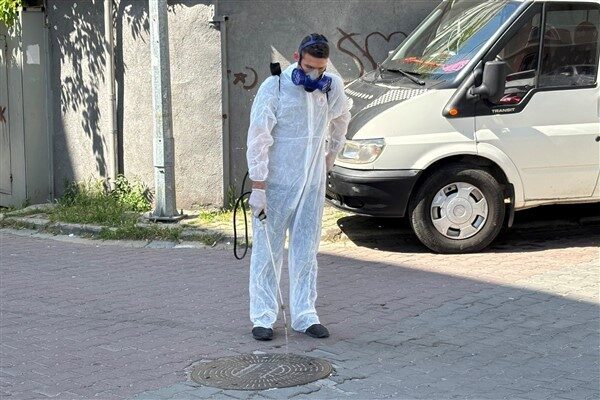 Kağıthane Belediyesi’ne bağlı ilaçlama ekipleri, 19 mahallenin tamamında gün boyunca