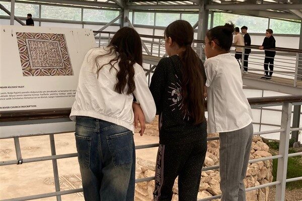 Etkinlik kapsamında proje öğrencileri, Eskipazar ilçesinde yer alan Hadrianapolis Antik
