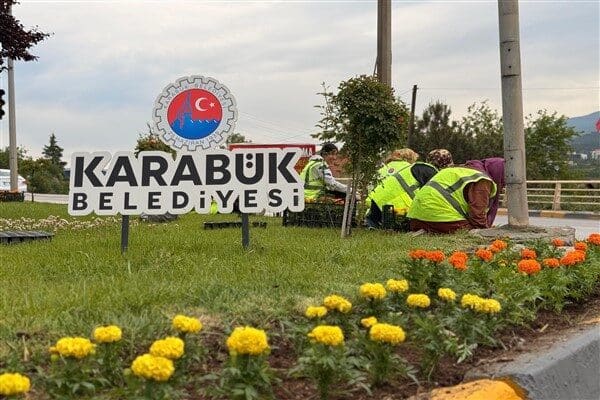 Park ve Bahçeler Müdürlüğü ekipleri tarafından yürütülen çalışmalarda, ana arterler,