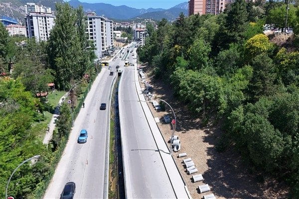 Proje kapsamında, mahalledeki kanalizasyon hattı yıllardır süregelen kapasite yetersizliği nedeniyle