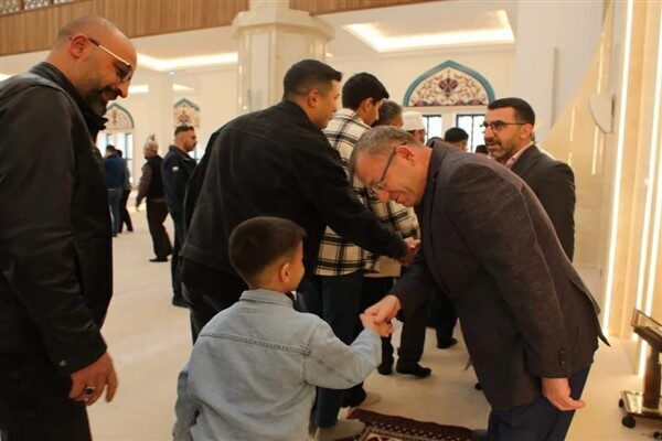 Vali Ziya Polat, bayram namazını Sultan Alparslan Camii'nde eda ettikten