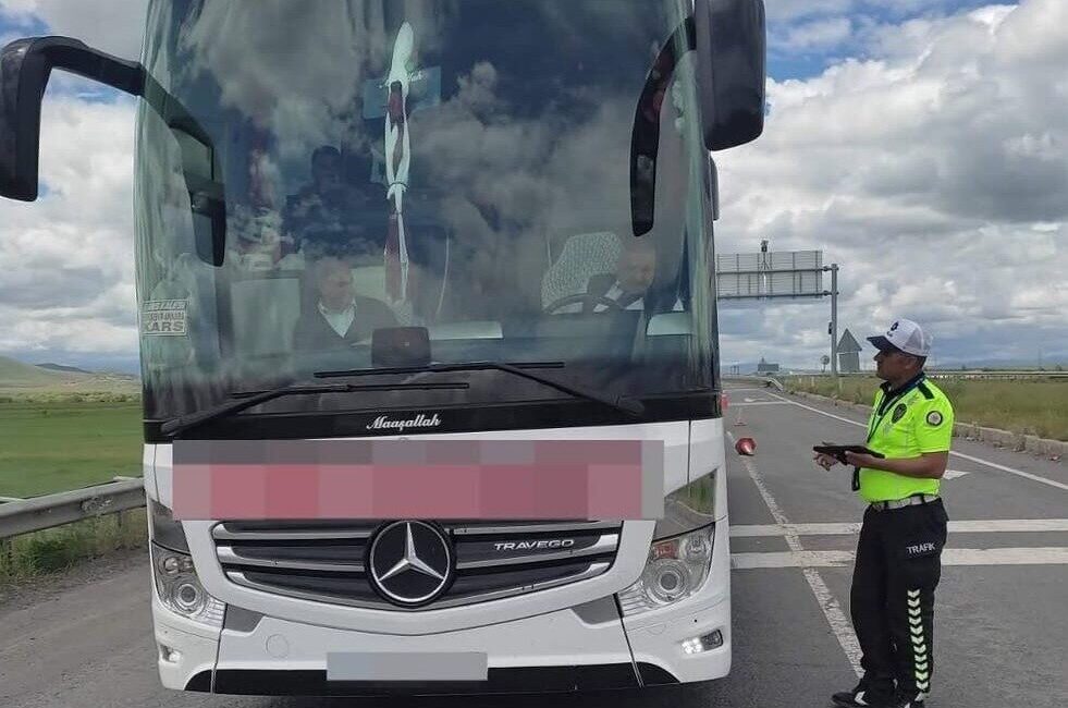 Bölge Trafik Denetleme Şube Müdürlüğü ekipleri, yolcu otobüslerinde hem şoförleri