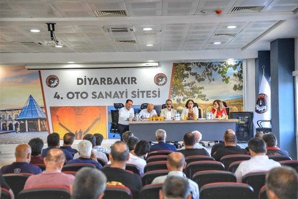 Eş Başkanlar Berivan Gülşen Sincar, Cengiz Dündar, meclis üyeleri, başkan