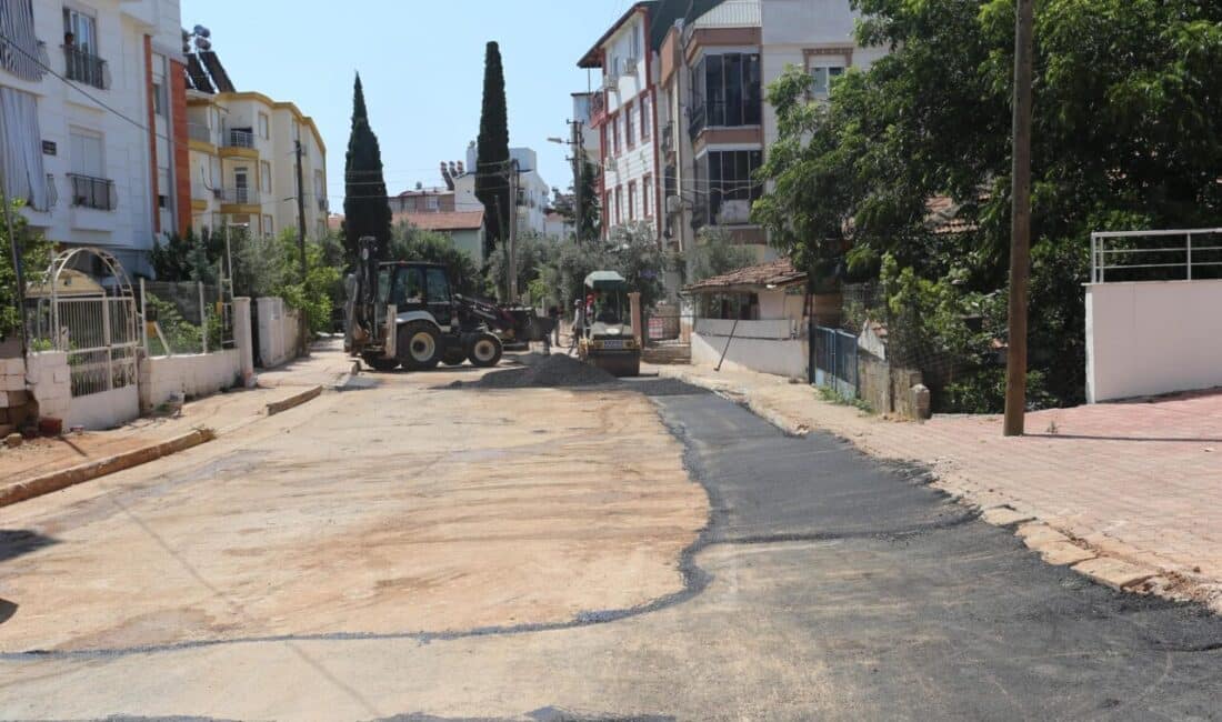 Kepez Belediyesi, altyapı çalışmaları tamamlanan yolları sıcak asfaltla kaplıyor. Tamamlanmayan