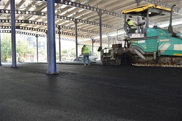 Düdenbaşı Mahallesi’nde bulunan kapalı pazar alanında asfalt serim çalışması gerçekleştirildi.