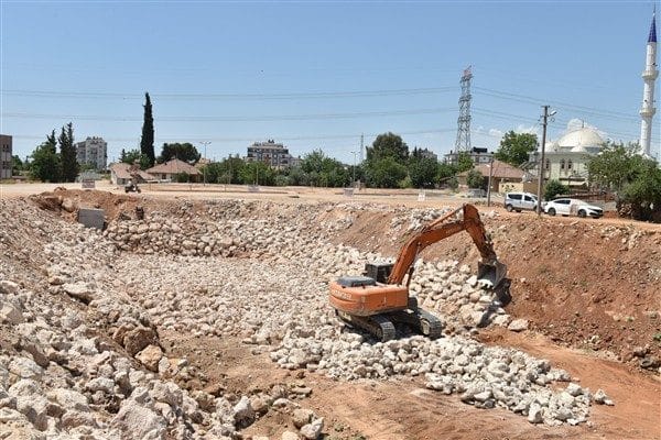Kepez Belediyesi, su baskınlarını önlemeye yönelik altyapı yatırımlarına devam ediyor.
