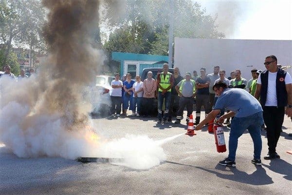 Bu kapsamda; Kepez Belediyesi ana hizmet binasında gerçekleştirilen eğitimlerde, yangınların