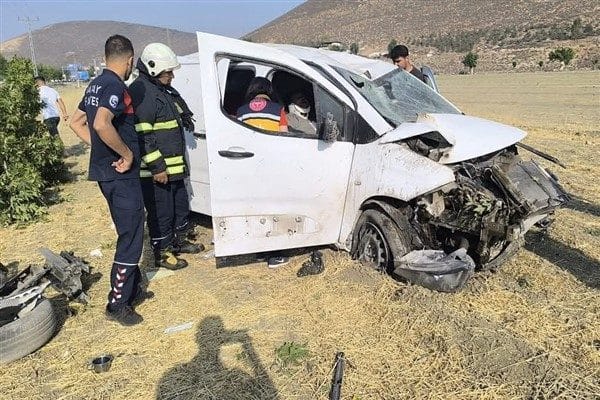 Olay yerine hızla intikal eden ekipler, kazaya karışan araçta mahsur