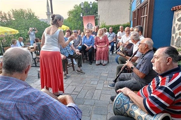Topluluk üyesi Gülsüm Aydoğdu Anafarta’nın ev sahipliğinde gerçekleşen buluşma, sanat