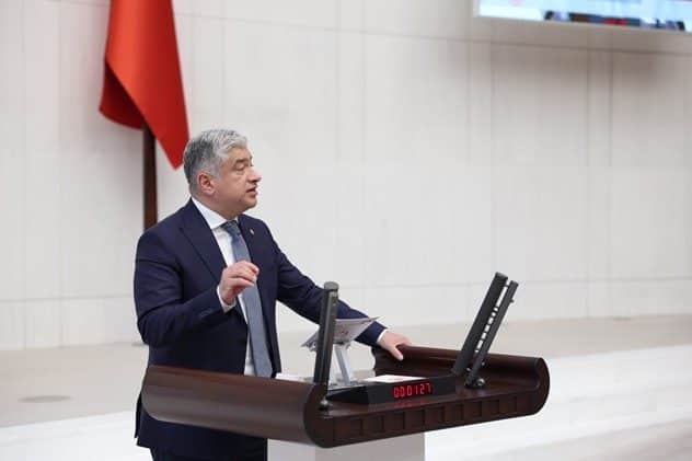 Konuşmasında Türkiye’de yaşanan mevcut durumu, ekonomik krizin ötesinde bir yoksullaşma
