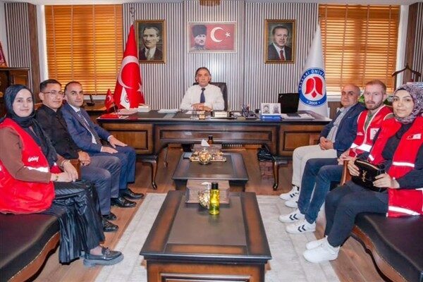 Üniversiteden yapılan açıklamaya göre, Kızılay Hakkari Şube Başkanı Recep Bozkurt,