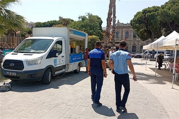 İlçede bulunan okullarda sınava giren öğrencilere ve onları yalnız bırakmayan