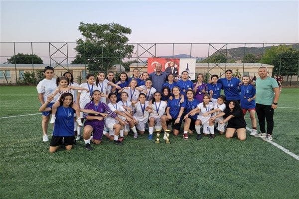 İzmir Büyükşehir Belediyesi ve Türkiye Futbol Federasyonu işbirliğiyle düzenlenen U13-U15