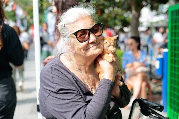 Konak Belediyesi’nin Alsancak Dominik Caddesi’nde “Hepimizin Kalbi Aynı Atıyor” sloganıyla