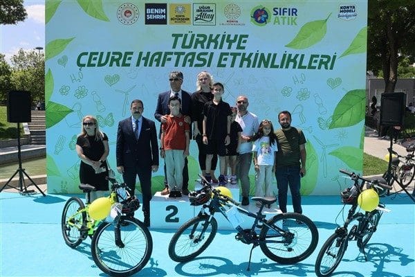 Kültürpark Amfi Tiyatro’da düzenlenen ödül töreninde konuşan Büyükşehir Belediyesi Genel