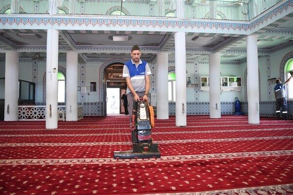 Konyaaltı Belediyesi ekipleri, ilçenin belirli noktalarında yoğunlukla kullanılan yerlerde vatandaşların