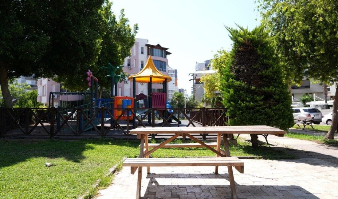 Konyaaltı Belediyesi, ilçede bulunan parkları düzenleme ve yenileme çalışmalarını sürdürüyor.