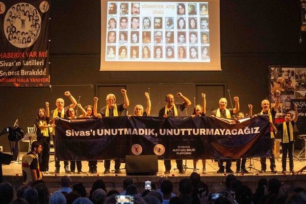 Ayfer Feray Açık Hava Tiyatrosu’nda düzenlenen ve Bornova Belediye Başkanı