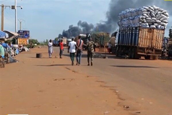 Buna karşılık Mali ordusu, Pazartesi sabahı Timbuktu'daki bir askeri kampa