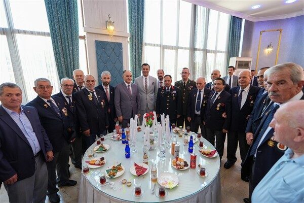 Manisa protokolü, Öğretmenevi’nde düzenlenen resmi bayramlaşma töreninde bir araya geldi.