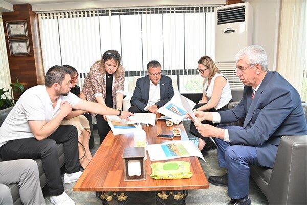 Komisyon Başkanı Uğur Doğan, komisyon üyeleri ve Manisa Büyükşehir Belediyesi