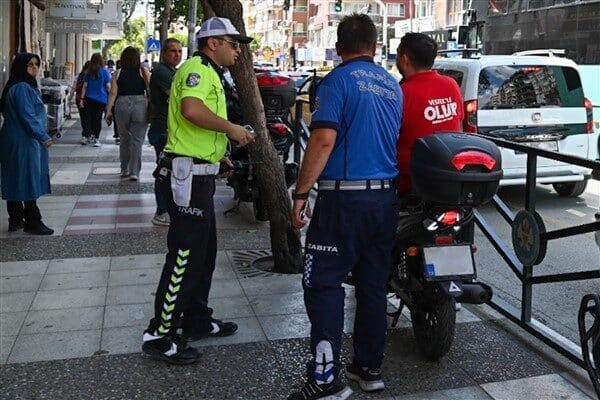 Ekipler, yaya kaldırımlarının yayalara uygun kullanımı,  motorlu araçların yaya yollarını