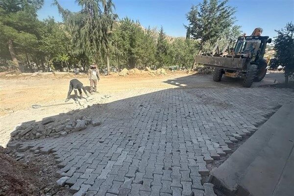 Fen İşleri Müdürlüğü ekiplerince yürütülen çalışmalarda, binanın ön kısmına kilitli