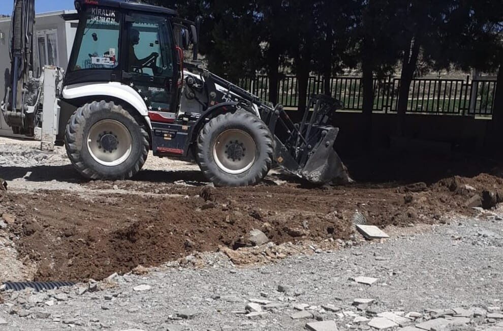 Belediyeden yapılan açıklamaya göre, hastane bahçesine yeni kilitli parke taşları